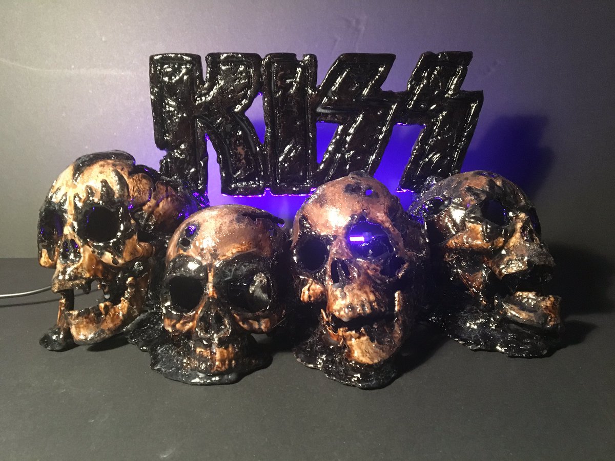 p2faro's tweet photo. My lastest insert,hand sculpted and complete with remote control waterproof led lighting!! Enjoy๐ค๐ป@genesimmons @PaulStanleyLive @KISSOnline #kiss #fishtank #skulls #2farodesigns #tanked #tankthis #customaquariums https://t.co/nWkWBeR0rn