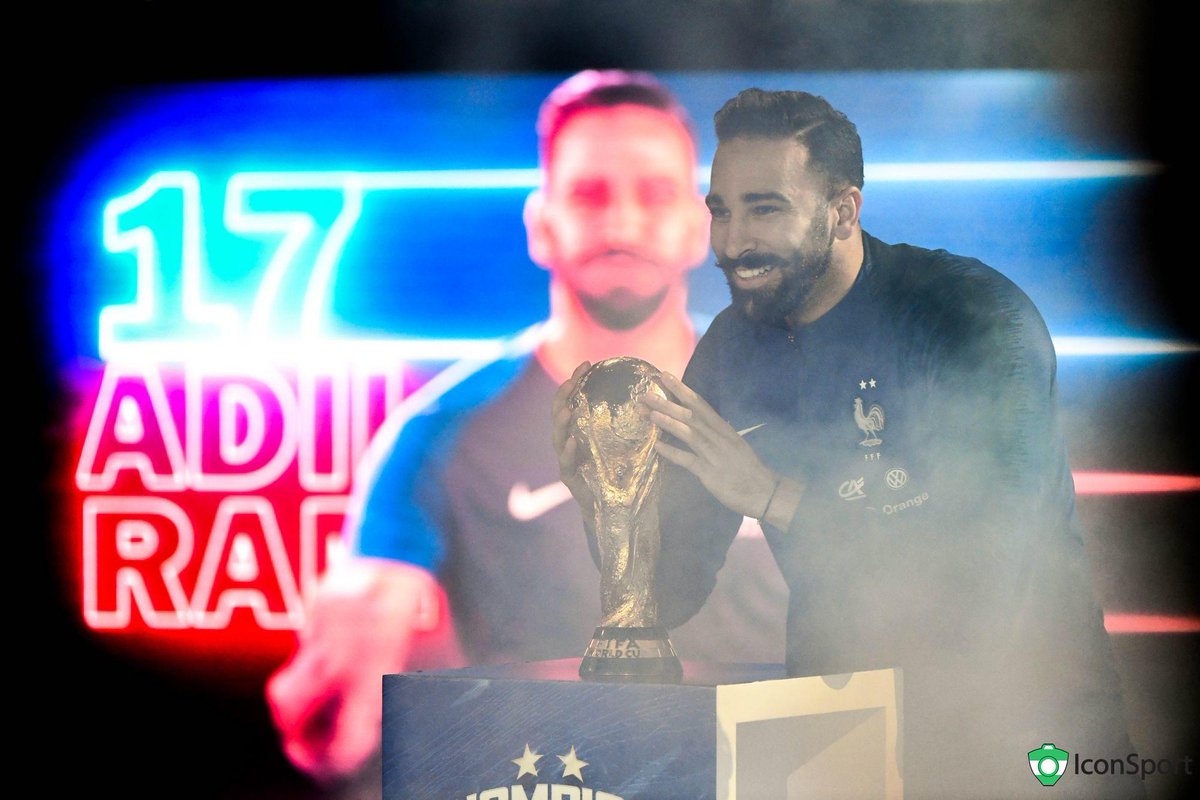 ActuFoot_'s tweet photo. Rami : "Après la finale, la présidente de la Croatie me regarde et me dit 'belle moustache'. Et moi, je lui réponds 'j'adore Mykonos'. Je ne sais pas pourquoi, j'ai toujours confondu la Grèce et la Croatie." #2emeEtoile https://t.co/DvtjtSmYQx