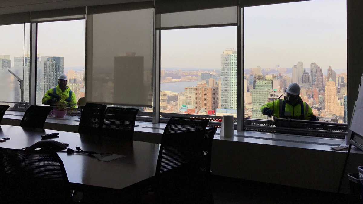 matt_turner_nyc's tweet image. Hey, those guys are ... outside! #HappyNewYear #NYC #1Penn