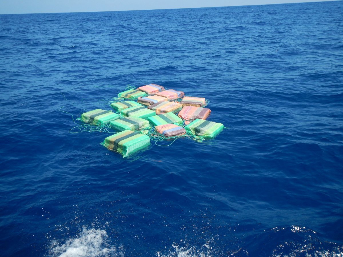 realphoenixmag's tweet photo. Fisherman In Florida Finds 60 Pounds of Cocaine..... Read More @ https://t.co/MPrpULPiHj https://t.co/qLE9AB7UKl