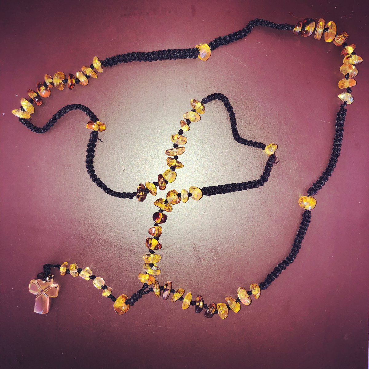 Hermoso rosario 📿 con 60 cuentas y cruz ✝️ tallada de ámbar 💯% puro de Simojovel, Chiapas.
Pregunta sin compromiso. 
#Ámbar ~ #Amber 💛
#Prehispanik 🖤
#Chiapas ❤️