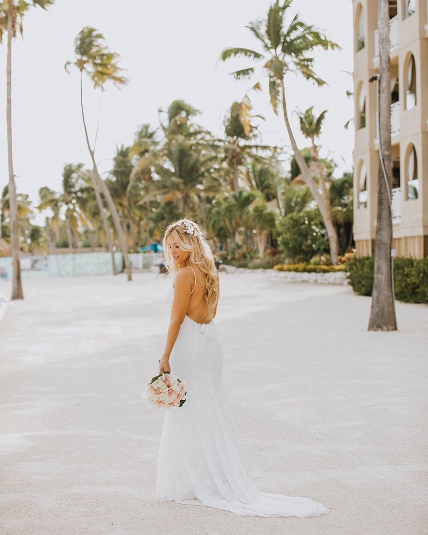 All eyes on the bride taking the day in stride 💐👰💍 
#WeddingWednesday #FLKeys 
📸 meaganpuett.photography bit.ly/2SwuWaC