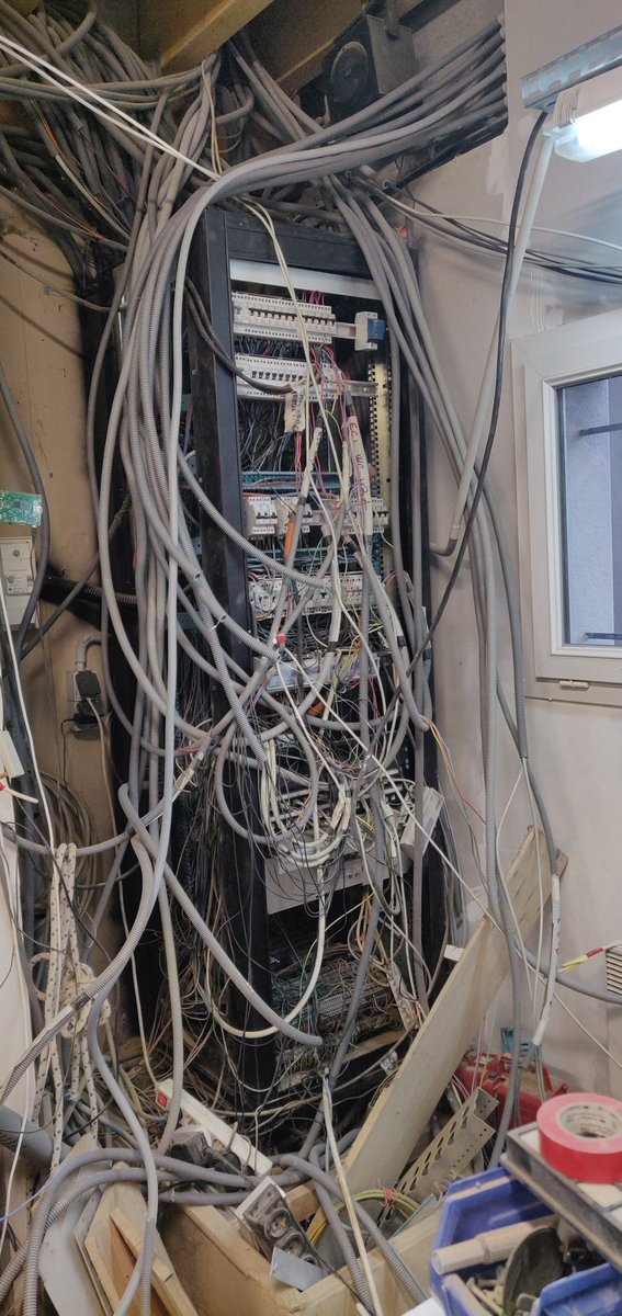 Blue7SD's tweet photo. Quand tu bosse en écoutant @techcafepodcast, ça donne du courage, il en faut. Merci ! #zwave #ipx800 #jeedom #rfxcom #lefilcestlavie https://t.co/XT63FOm0bN