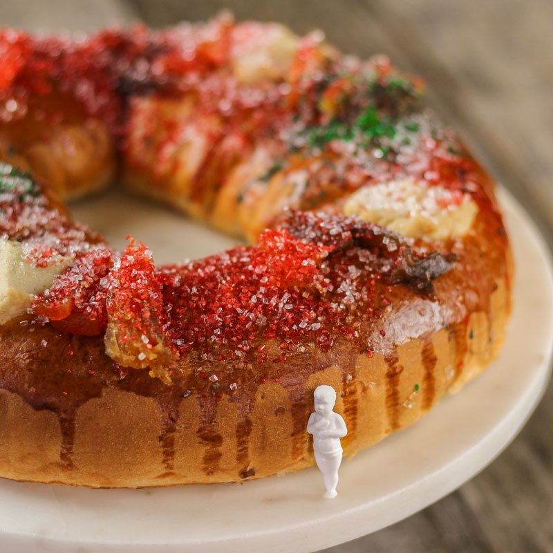 ¿Quién encontrará el niño en su Rosca de Reyes? ❤️ Descúbrelo celebrando esta linda tradición con nuestra deliciosa Rosca de Reyes San Martín. Pídela a domicilio llamando al 2215-1515 si te encuentras en zona 1, 2, 4, 9, 10, 13, 14, 15 o 16.