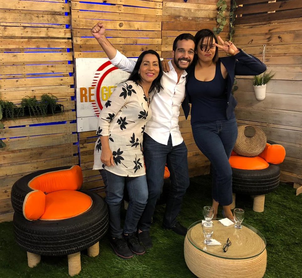 Y es que la #RegeneracionPolitica tiene que ser Cool, por eso cuando uno hace un programa con <a href="/EriniaPeralta/">Erinia Peralta Rodríguez</a> de invitada, <a href="/ClaudiaRita/">ClaudiaRita</a> y yo nos ponemos así.

¡Lo Cool está en lo diferente que somos!