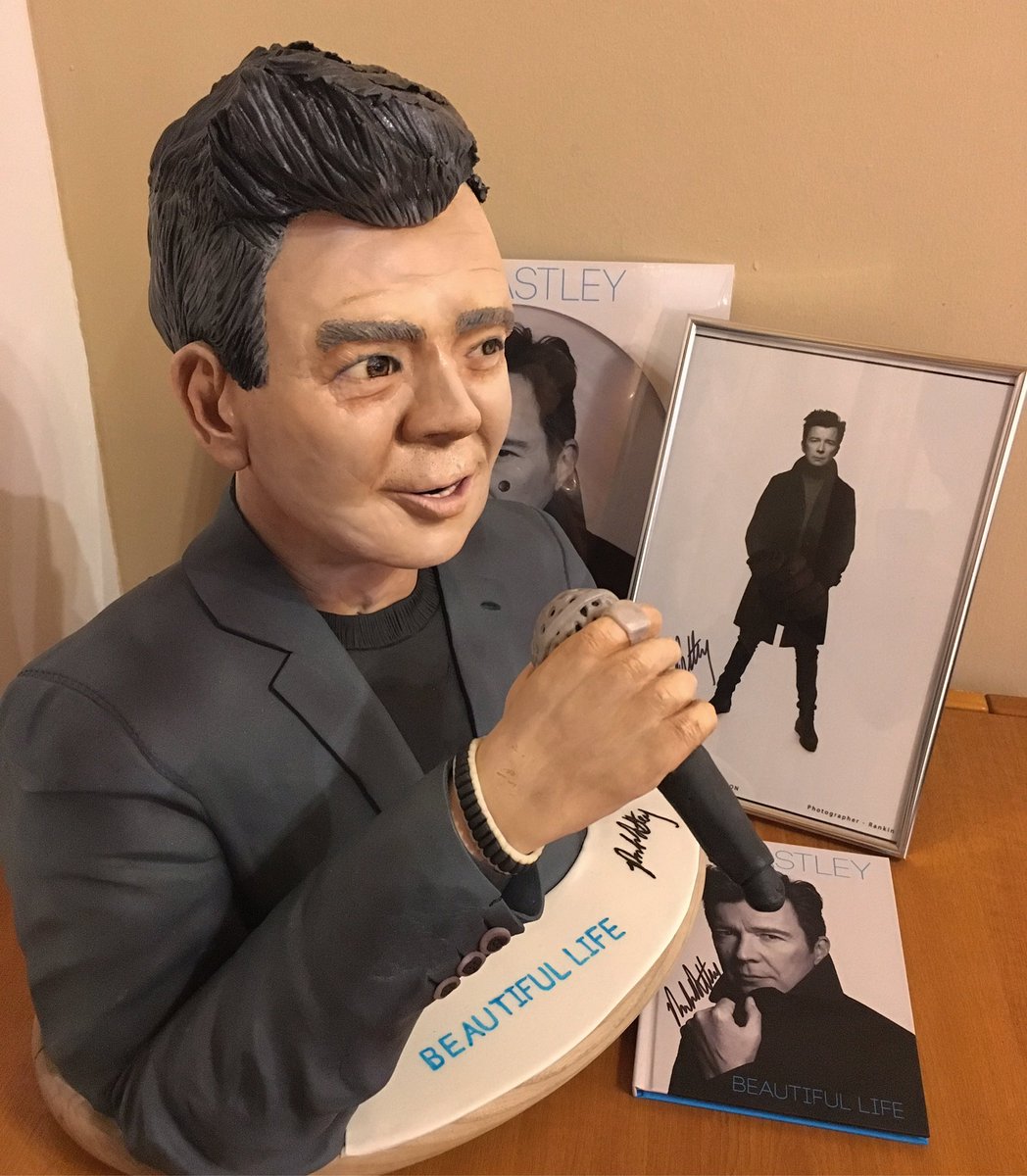 KismartonMate's tweet photo. I wish you a happy new year🥂 with this chocolate-fondant 🍫cake🎂 for Rick Astley and his fantastic team👍 I can listen to a wonderful "beautiful life" album 🎧🎶and I hope to see it live again in 2019 🤗
@rickastley @LeneBausagerUK https://t.co/8aet93CE0e