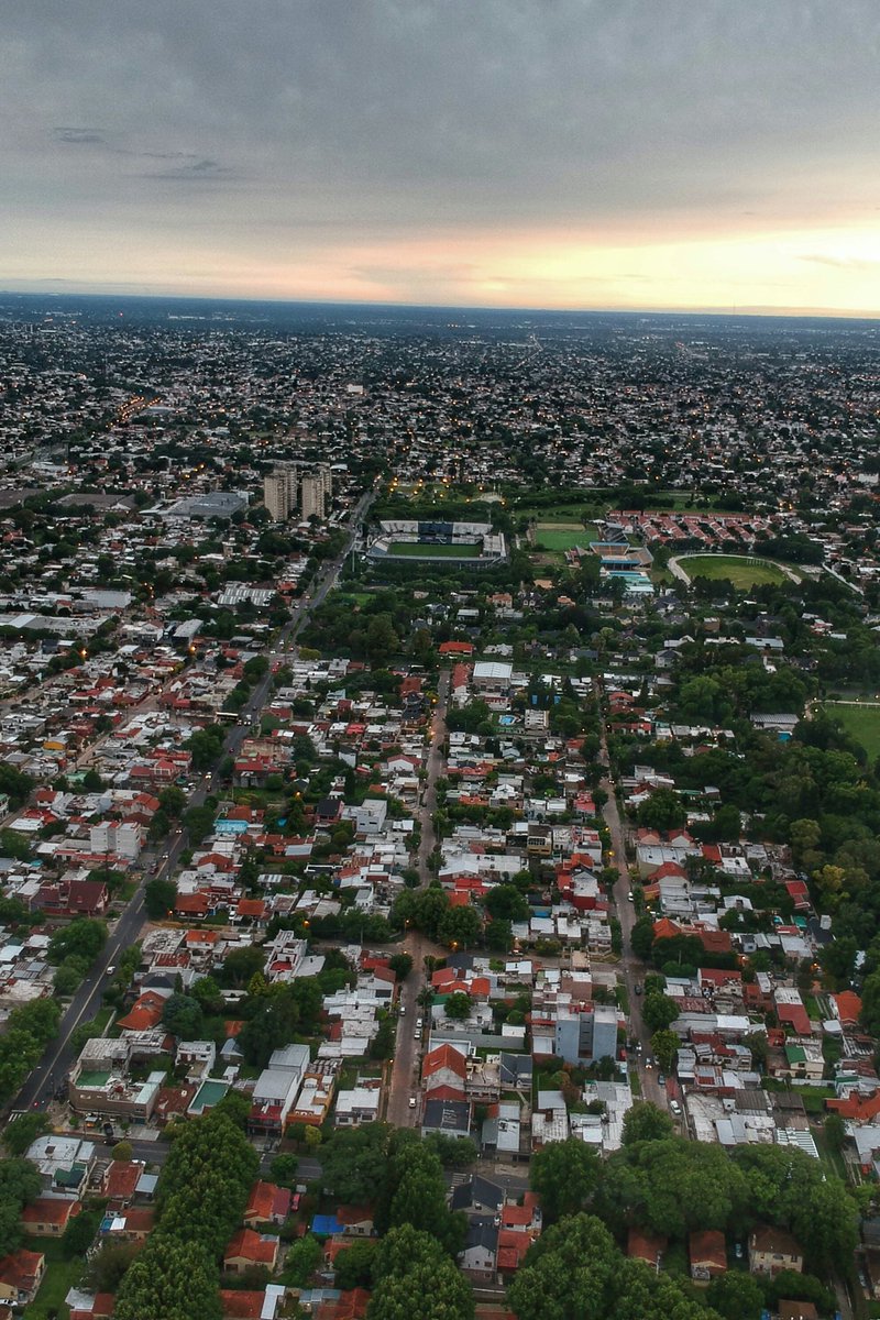 mabuscaglia's tweet photo. Atardecer con vista al Centenario Ciudad de Quilmes https://t.co/Y2um1Vse9m