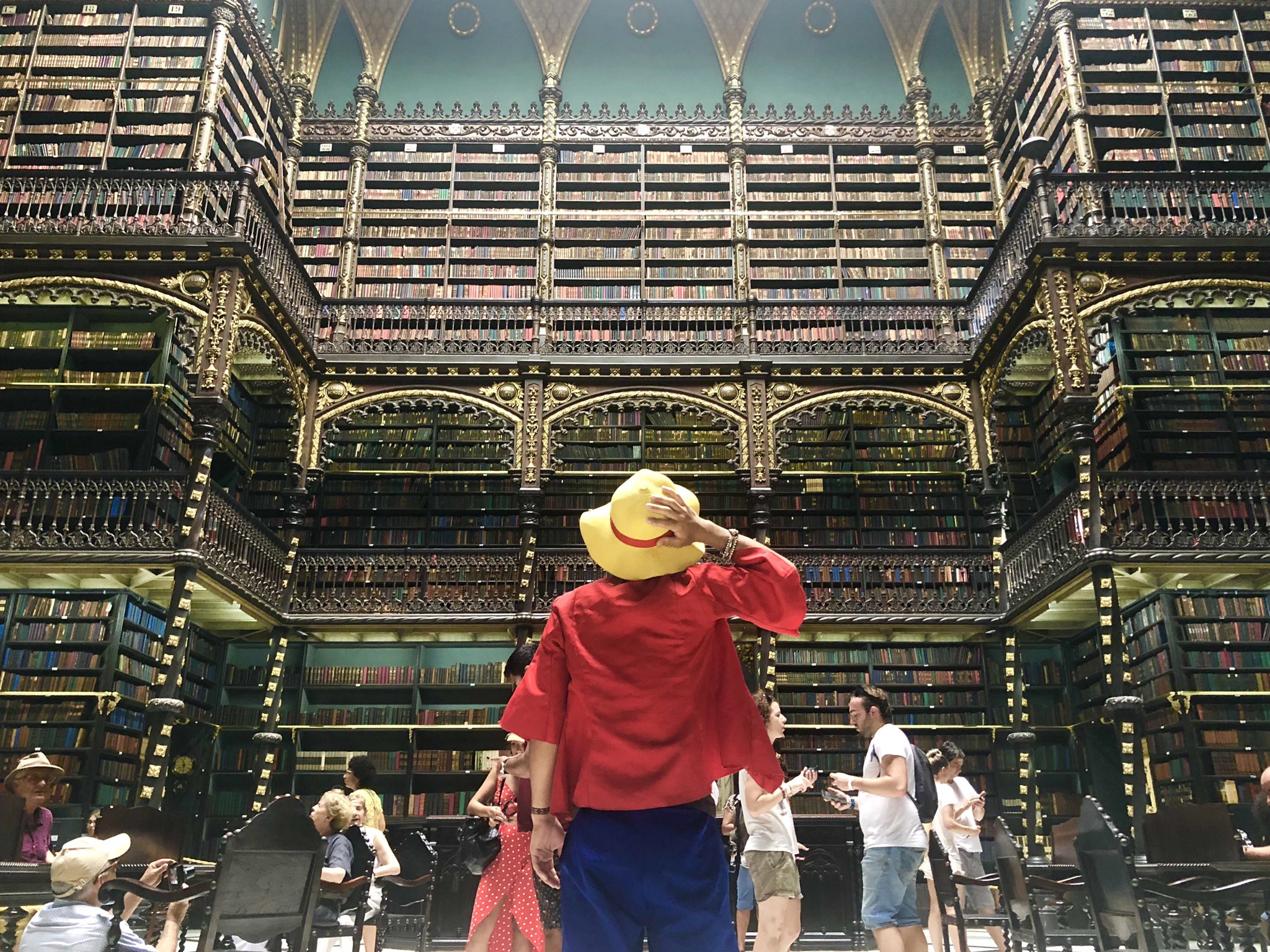 たかみー リオデジャネイロの幻想図書館 ハリーポッターのワンシーンに登場してきそうな図書館 クラシカルな空間に35万冊以上の古書が並んでいます ここの本は触れることすら許されないという不思議な図書館 正式名称は王立ポルトガル図書館 世界一周