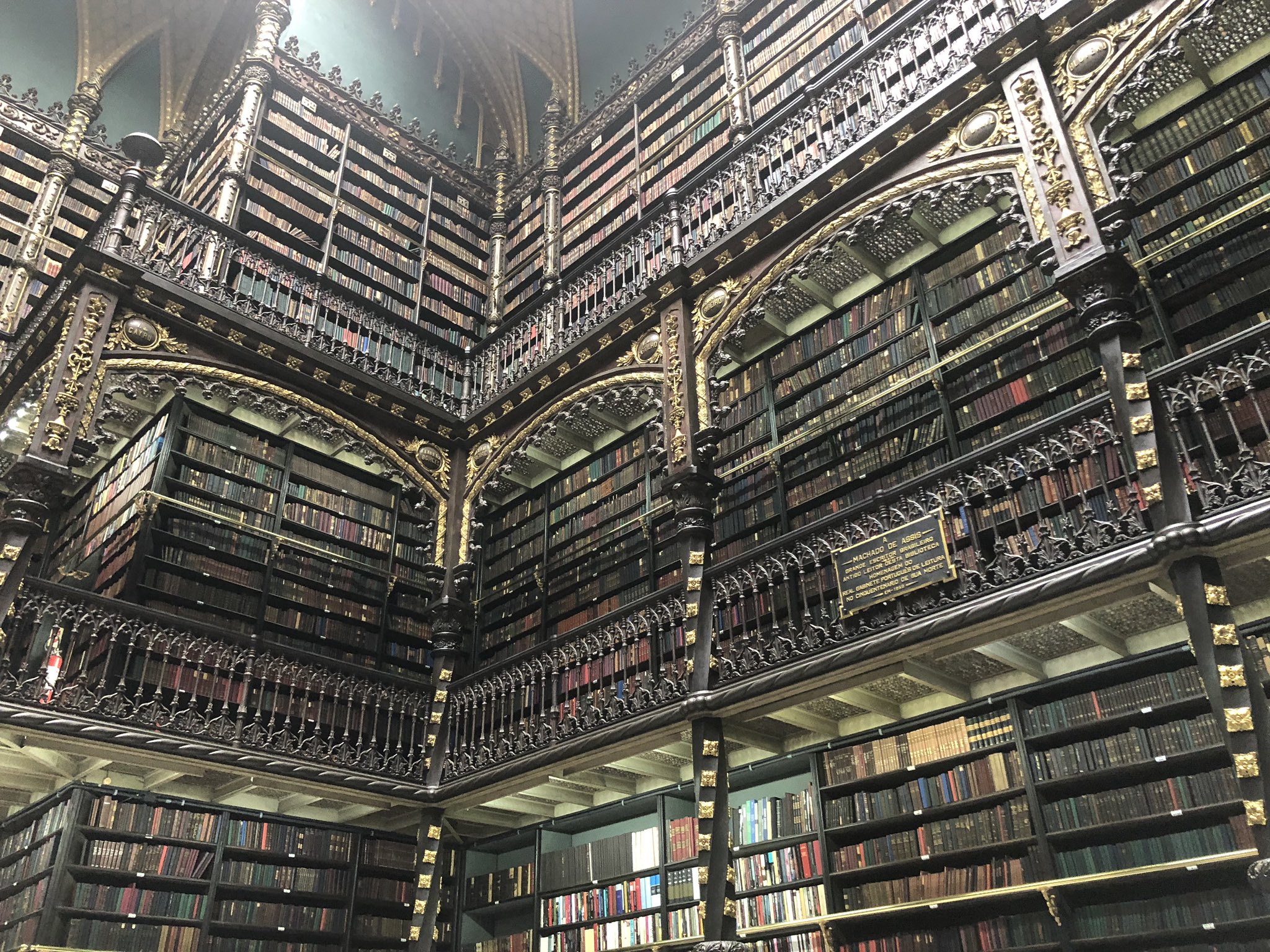 たかみー リオデジャネイロの幻想図書館 ハリーポッターのワンシーンに登場してきそうな図書館 クラシカルな空間に35万冊以上の古書が並んでいます ここの本は触れることすら許されないという不思議な図書館 正式名称は王立ポルトガル図書館 世界一周