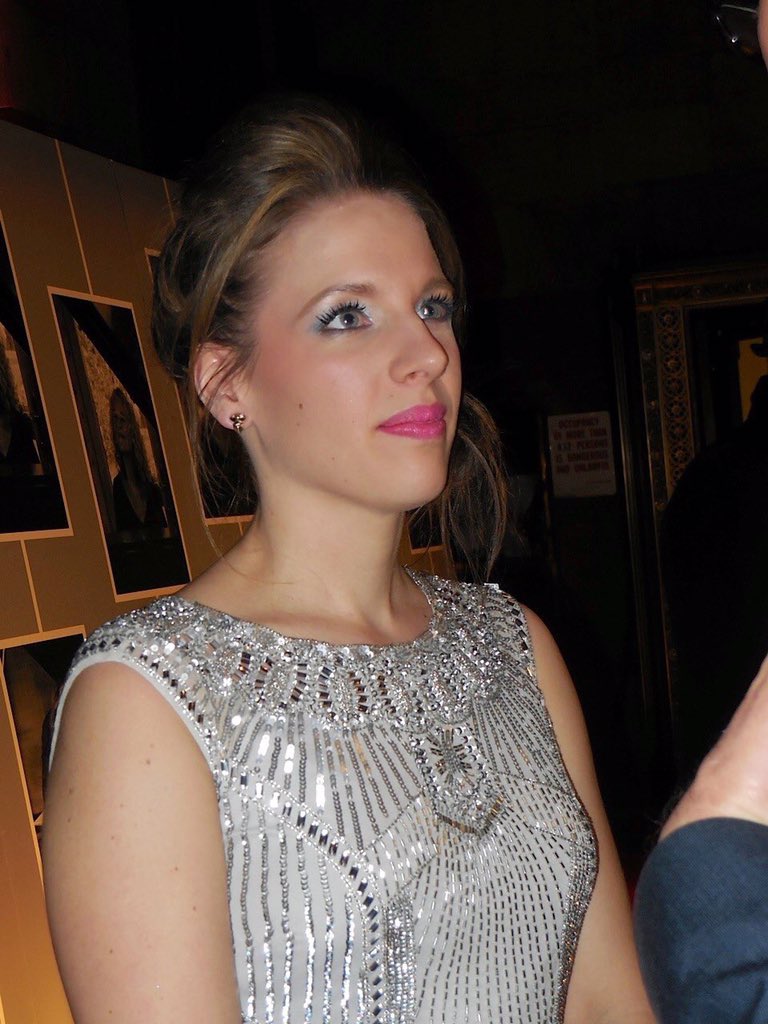brittneyd123's tweet photo. My goal for 2019 is to see this gorgeous soul perform live and if I’m lucky, get a meet and greet of some sort! ❤️ will it happen, probably not 😭 but I can dream #JessieMueller #muellermagic #2019Hopes #2019goal #newyearnewdream #dreambig https://t.co/j2RhKmFXY7