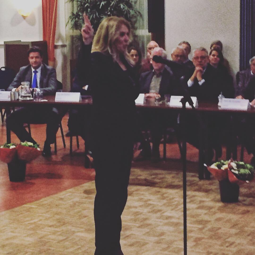 lizannelanser's tweet photo. Vanavond werd ik benoemd tot wethouder van de gemeente Molenlanden. Een bijzonder moment! Samen met collega’s, raad en inwoners ga ik me inzetten voor een leefbaar Molenlanden! #vanstart #sociaaldomein #onderwijs #kerngerichtwerken https://t.co/v5gGzhMS6R