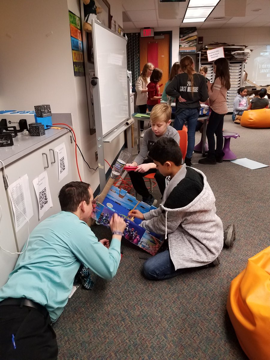 Mr_d_Hampden's tweet photo. #HampdenDragons #CVSD5th grade pinball machines coming to life. #CVExplorations #CVproud https://t.co/p2sf3kfUVZ