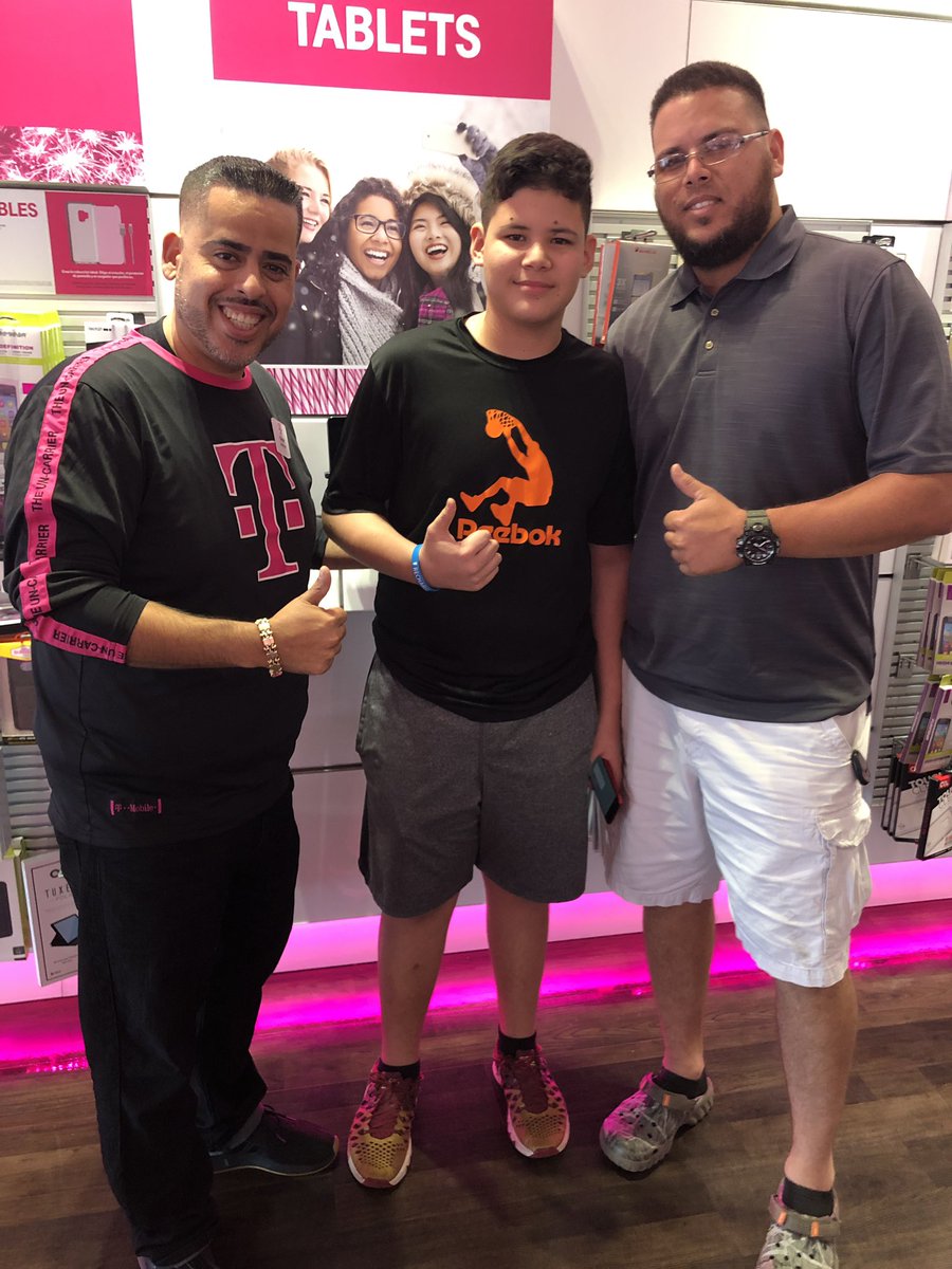PedroCascina's tweet photo. Our customers New Years resolution was to #GetOutTheRed! Joining the #Uncarrier for 2019! #WeWontStop 

@JohnLegere @JonFreier @nellyr914 @ARod_013 https://t.co/h5ii2w8MhZ