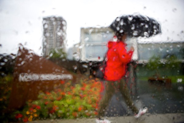 Attn #NorthVan: Rainfall warning in effect, expect up to 80mm by Thursday evening. More at ow.ly/GBKq30naywT https://t.co/CzSIEzb0Mq