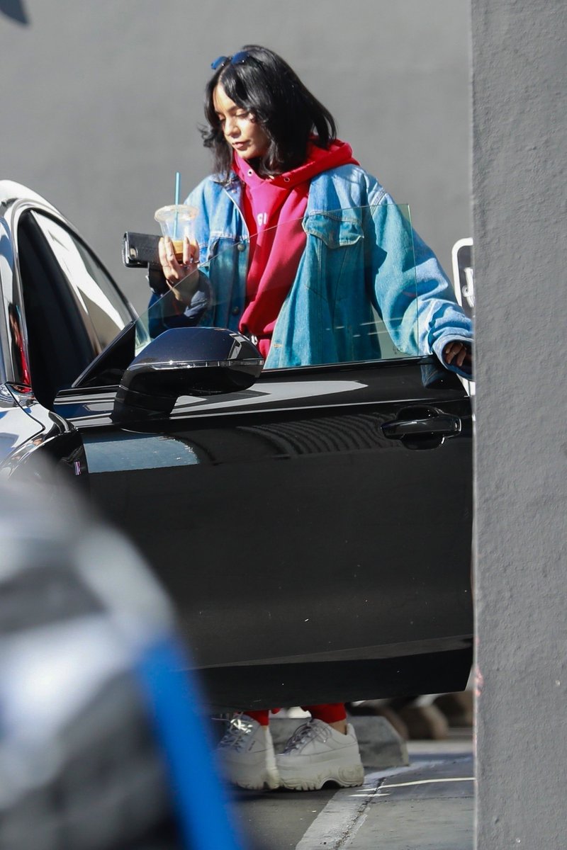 Team Hudgens Nyc On Twitter Vanessahudgens Visits A Nail Salon
