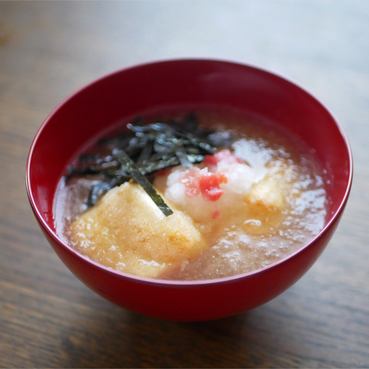 有賀 薫 揚げ餅おろし雑煮 正月3日のわが家は 揚げたお餅でお雑煮です めんつゆで作っただしに 今年は大根おろし をたっぷり混ぜてみました 刻んだ梅干しを混ぜた大根おろしをさらにトッピングします さっぱりおいしい スープ365 雑煮 T Co
