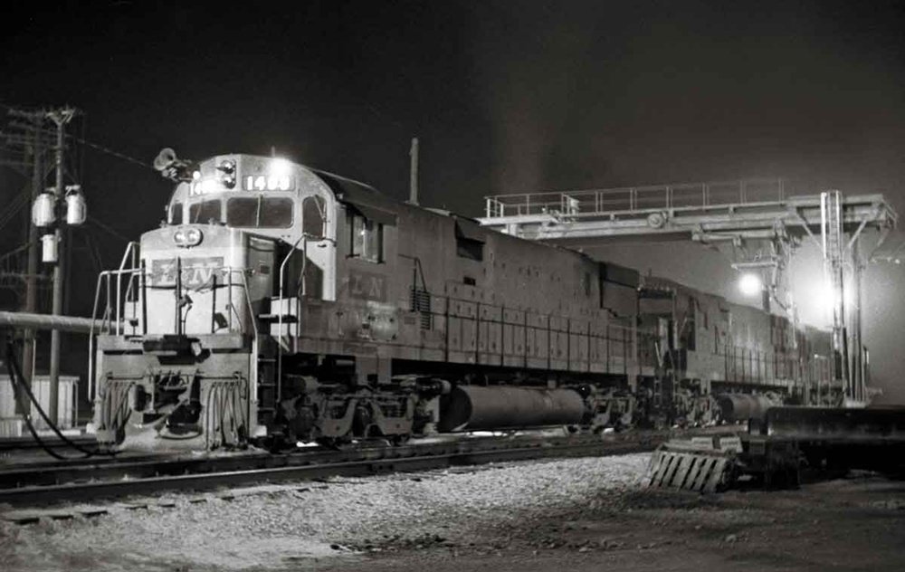 QStationMedia's tweet image. @TrainPicsDaily - you have posted some great photos by Ron Flanary, so here is a story about the photographer's younger days we thought you might like to read: "No Support Group" ctr.trains.com/way-it-was/rai…