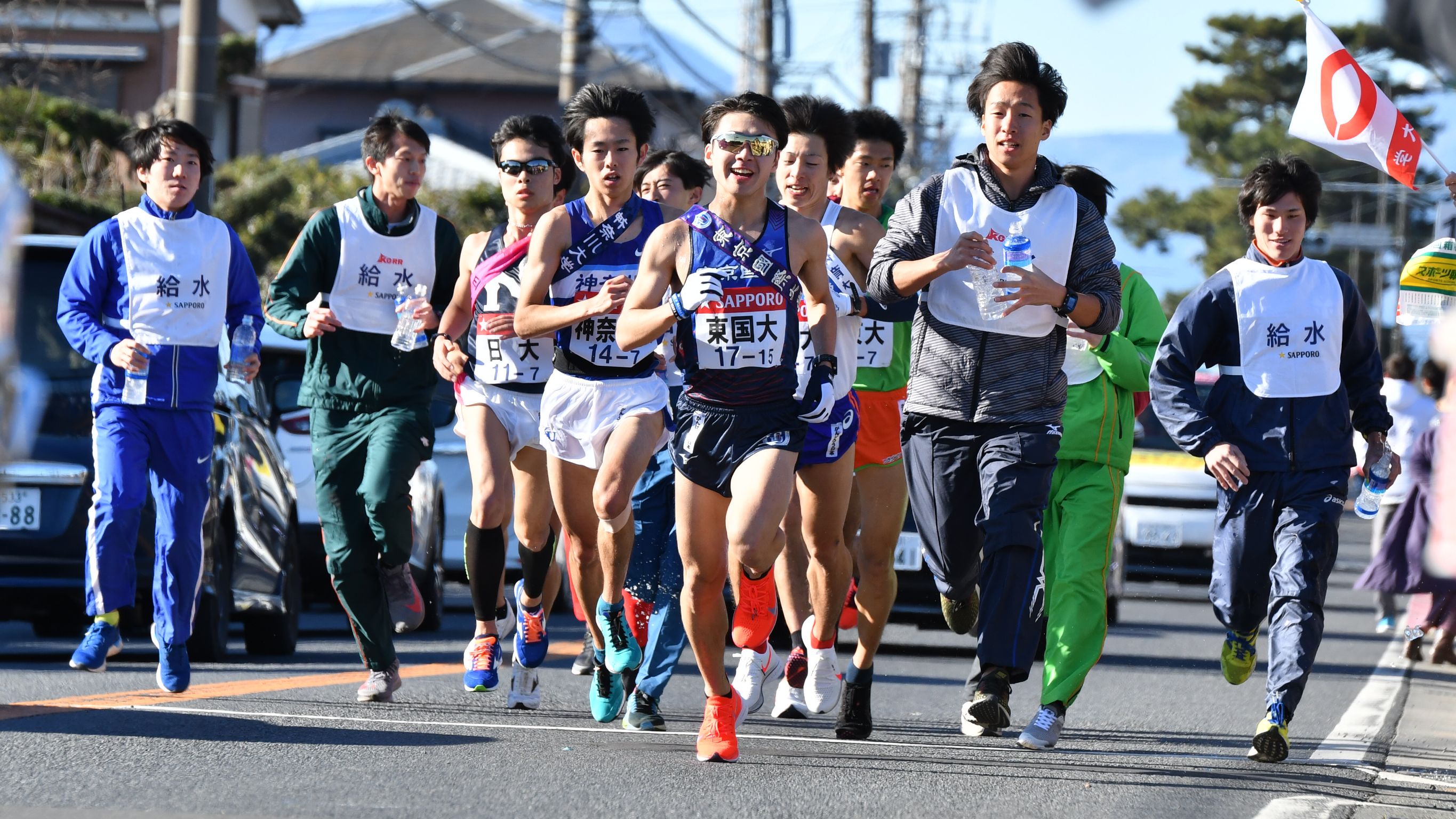 4years 箱根駅伝 7区15km付近の給水ポイント ごったがえしていました T Co 8hlecuvxl0 Twitter