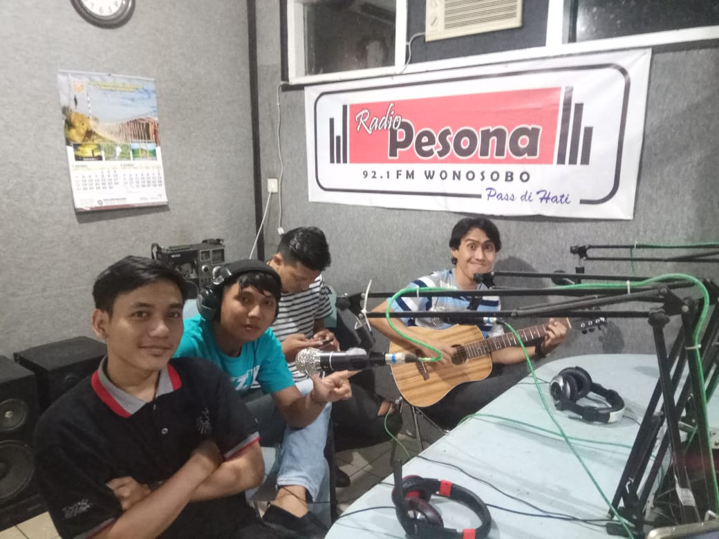 Maturnuwun <a href="/pesonafmwsb/">pesonafmwonosobo</a> 🙏. Buat temen2 sekitar #wonosobo udah bisa request lagu kita disini ya 👌
#music #musician #band 
<a href="/bralingdotcom/">BralingCo</a> <a href="/Purbalingga_ID/">Lik Min Moe</a> <a href="/PurbalinggaINA/">Purbalingga Wisata</a> <a href="/purbalingga/">septiandwiputra</a>
