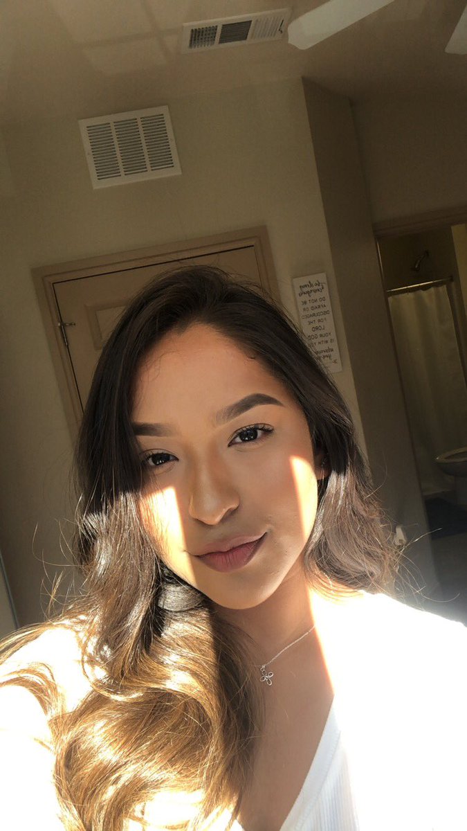 nancyrockk's tweet photo. no filter just different lighting 🤓 https://t.co/kNtZcF5NJV