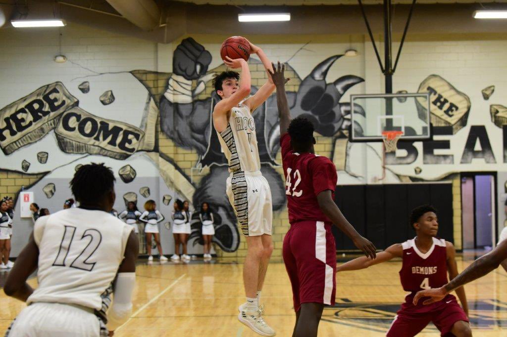 suggswriter's tweet photo. @HocoHoops picks up another big win, 56-51, over @WRDemonBB tonight. @a_sloan12 with team-high 14  points, @TjMorgan11 with 13, @HBMorgan1 and Xavier Duncan with 11 points each. https://t.co/UDBOAAOsUf