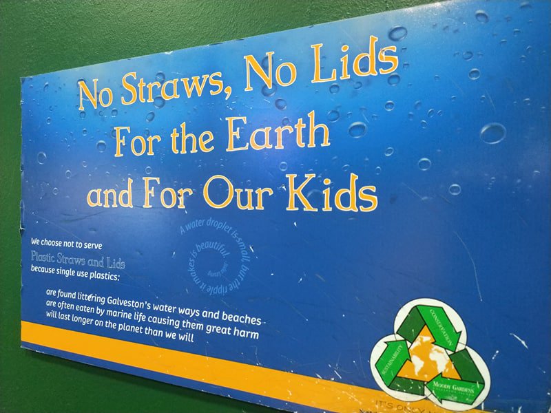 MT <a href="/MoodyGardens/">Moody Gardens</a> Today is #NationalDrinkingStrawDay. In the US, 500 million straws are used every single day and as many as 8.3 billion plastic straws pollute the world's beaches. That's why we choose not to serve single-use plastic straws and lids!