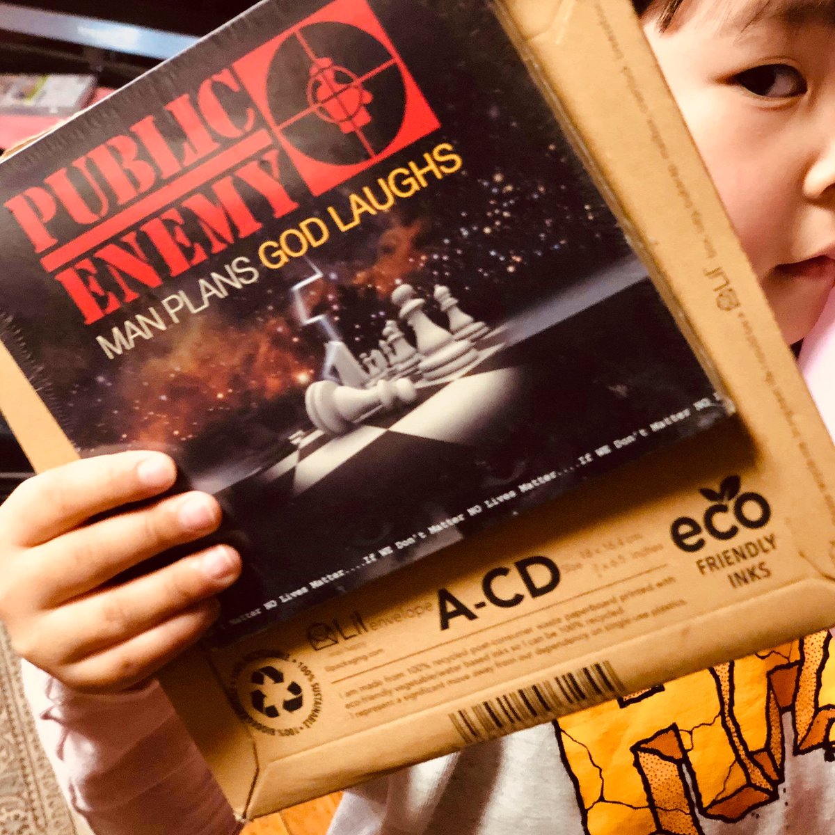 IC4DESIGN_DSK's tweet photo. 📢 Happy new year daddy and arrived again! Yay I got amazing album again. 2019 good start✊🔥 MAN PLANS GOD LAUGHS / PUBLIC ENEMY. Include the great song “Honky talk rules” “man plans God laughs”. 🎧 #chuckd #s1w #flavorflav #publicenemy #djload https://t.co/bSgbuzFLU4