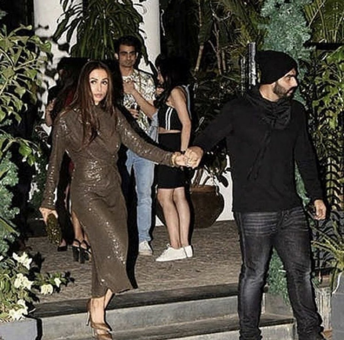 Arjun Kapoor and Malaika Arora spotted at a dinner date last night.
#Bollywood #HotCouple #ArjunKapoor #MalaikaAarora #DinnerDate