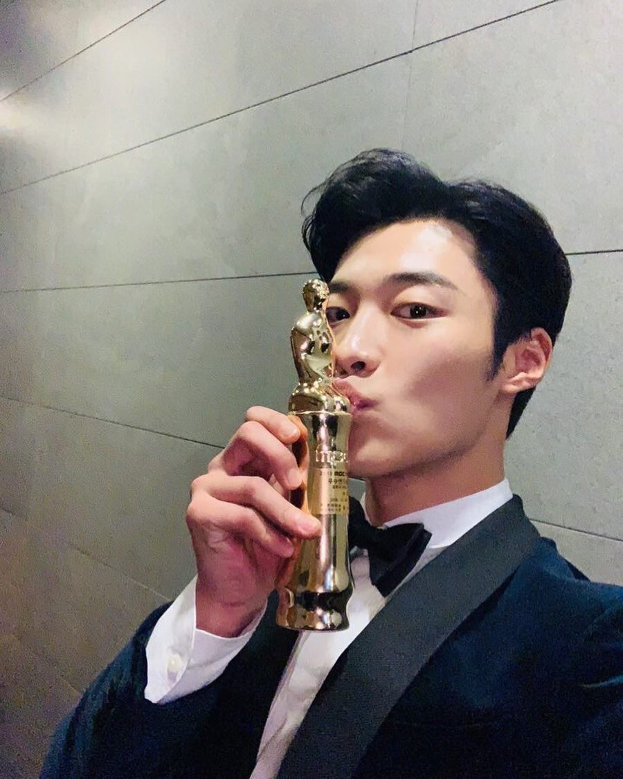_ALL_Happiness's tweet photo. 엄마, 별을 비추기 위해
인간의 눈동자가 만들어졌다는 시구를 믿을래

/이은규, 아직 별들의 몸에선 운율이 내리고

#우도환 https://t.co/a8YTiCEber