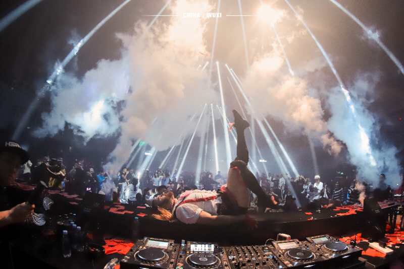 Ladybeard_Japan's tweet photo. Jan 1 DJ at MIU Club, WuXi, China. I used to think eternally 5 year olds were too young to enter clubs. I guess I was wrong!

Insane fans over there in China by the way. 谢谢中国的朋友们！我爱你们！❤️
#Ladybeard #kawaii #DJ #DJLB #CHINA #中国 #miuclub https://t.co/loCO5uDKu8
