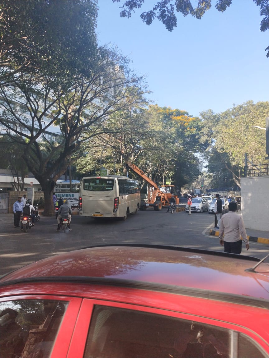 ELCITA_IN's tweet photo. With Regard to the Previous Post, the Bus has been moved near #Teknic/#Hiranandani.
Now the traffic has been cleared & returned to normal as usual.
#ELCITA #ELCIA #Ecity #traffic #alert https://t.co/TwPoGtpO0V