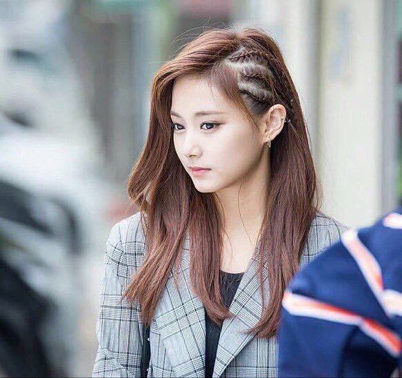 tzuyukawaii's tweet photo. まだ高校生？😲😲

美しさが半端ない✨💓 

#ツウィ
#TWICE https://t.co/VrhVoctjr2