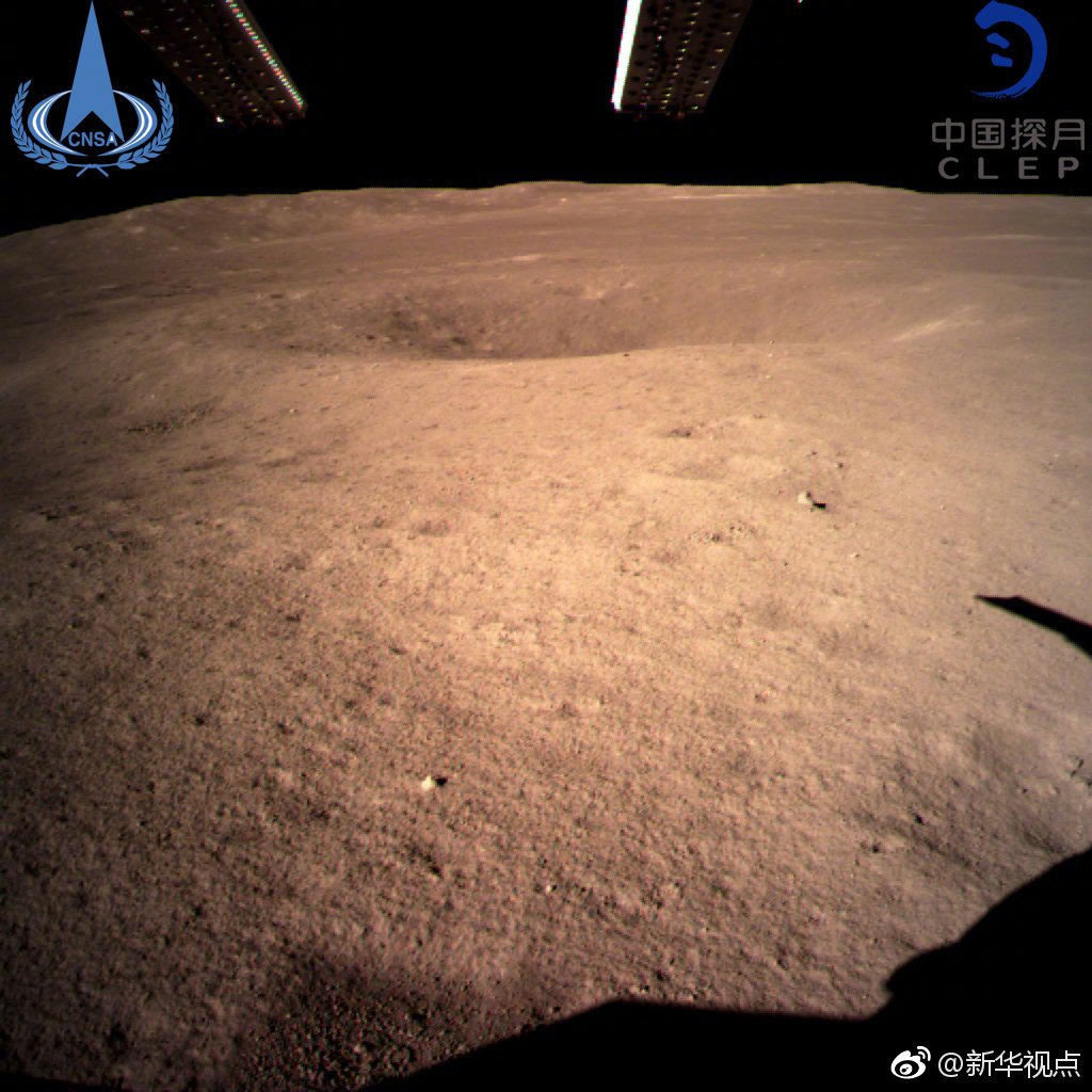 zigoraldama's tweet photo. China ha logrado hoy un hito en la exploración espacial al lograr alunizar la sonda Chang'e 4 en la cara oculta de la luna, a la que nunca ha llegado ningún artilugio creado por el ser humano. Esta es la primera imagen que ha enviado a la Tierra. https://t.co/GBq8GLEq4E