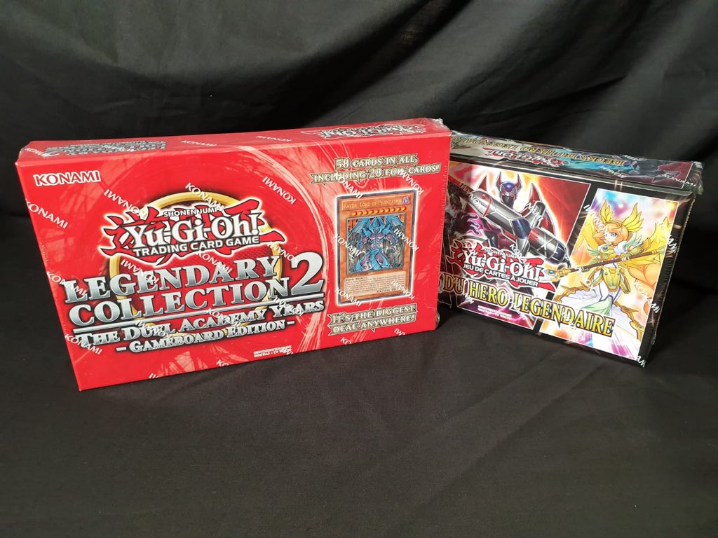 KONAMIFR's tweet photo. ✨🎄🎁 CONCOURS 6 🎁🎄✨

Et voici déjà le dernier Concours de cette semaine de folie 🤗😌

En jeu aujourd'hui : 1 Legendary Collection 2 et 1 Deck du Héros Légendaire #YuGiOh  

Tu es prêt à gagner? Go! 🏃‍♀️💨💨

RT &amp; Follow @KONAMIFR et merci #SantaKonami 😬🎅🏻 https://t.co/hzh4cWkqG3