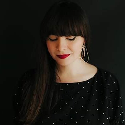 Hoy Alondra Bentley (@alondrabentley) da un concierto para los niños. Canciones, juegos, cuentacuentos y más sorpresas. Dentro de la programación de #alumbrasevilla, tendrá lugar a las 17:30 en el arquillo del ayuntamiento. Es gratis.