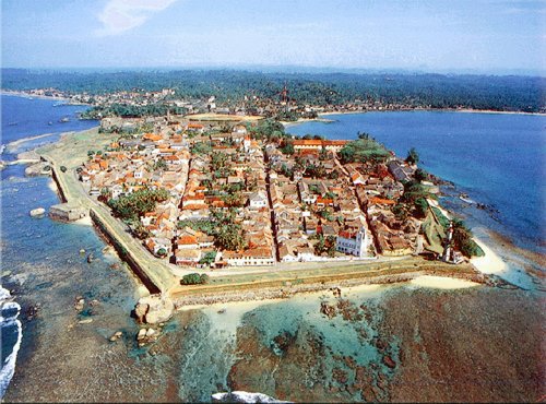 WdWijs's tweet photo. Vandaag in 1733: na een bewogen reis van 3,5 jaar sluit ik voor het eerst als schipper aan bij de retourvloot. VOC-schip Paddenburg vertrekt uit de beschutte haven van Galle op Ceylon. Hoe ik schipper werd, vertelt @jelmerkrom op 17-1 in #Rotterdam.
https://t.co/RkSL8fCaIZ https://t.co/DMNwT4tKlc