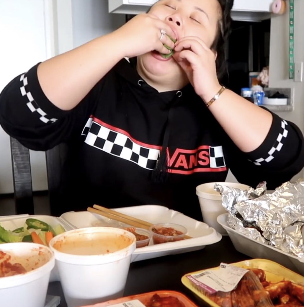 honey614lemon's tweet photo. When you promise your subscribers vlogmas, but you give up after day 4 and decide to spend everyday eating instead 

#kkimthai #kimthai #mukbang https://t.co/gLEHwgRCUB
