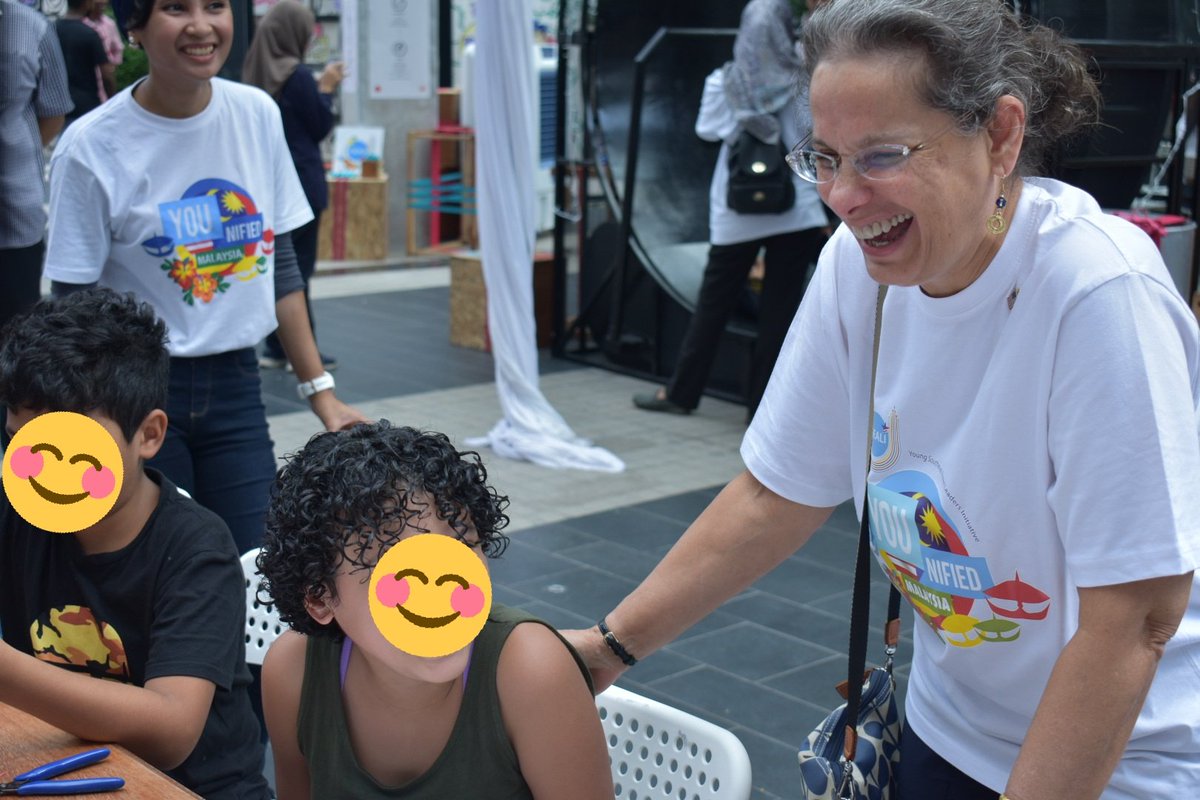 YsealiYcom's tweet photo. US Ambassador Kamala in the house and checking out some of the workshops on today courtesy of Biji-biji. 

#yseali #younified18 #usembassy #nevertooyoungtolead https://t.co/a93g6ImXHS