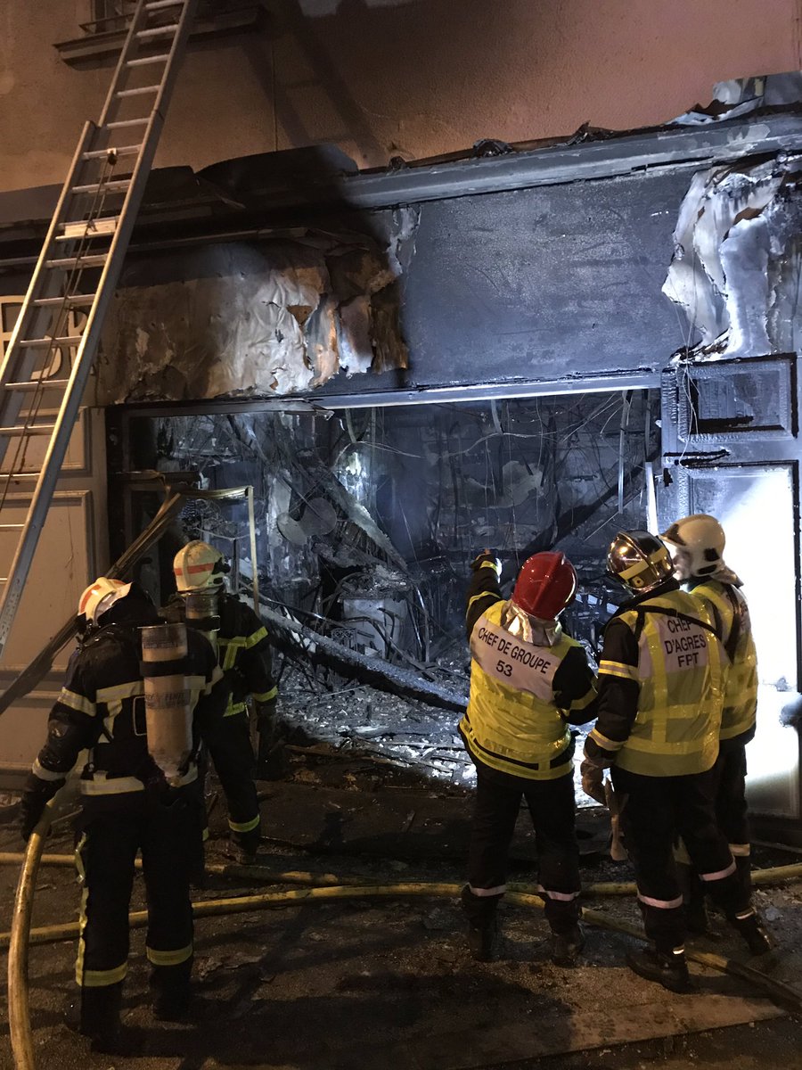 Prefet53's tweet photo. Le @Prefet53 félicite et remercie les pompiers du @sdis53 pour leur professionnalisme, leur réactivité et leur courage face à l’incendie qui a détruit cette nuit un hôtel de Laval. Pas de victimes. #fiersdenospompiers https://t.co/RtxiKLiXXp