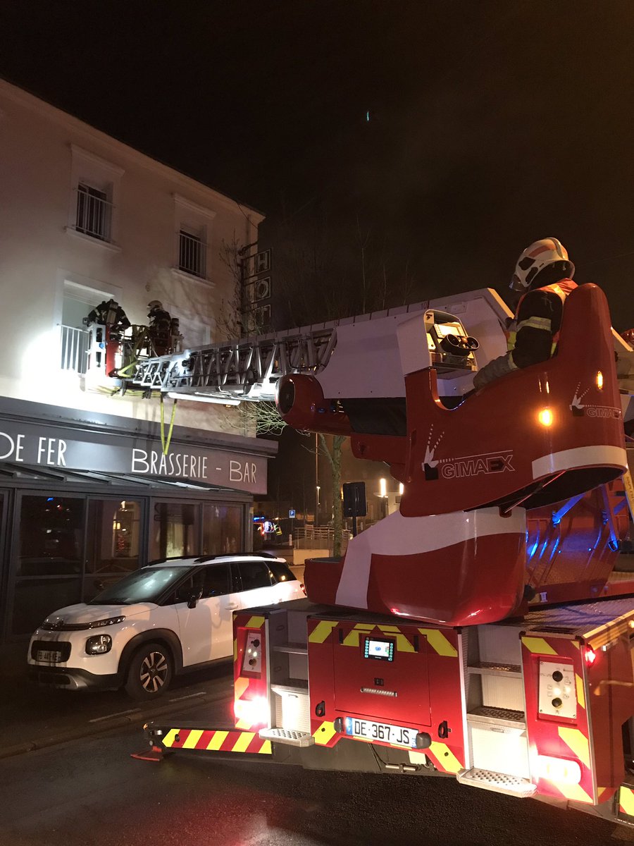Prefet53's tweet photo. Le @Prefet53 félicite et remercie les pompiers du @sdis53 pour leur professionnalisme, leur réactivité et leur courage face à l’incendie qui a détruit cette nuit un hôtel de Laval. Pas de victimes. #fiersdenospompiers https://t.co/RtxiKLiXXp
