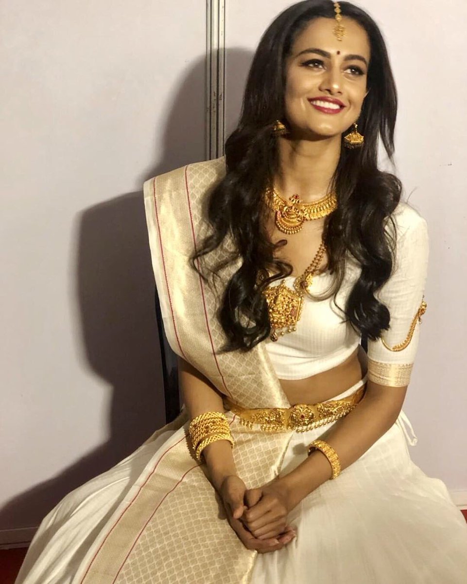 ShubraAiyappa's tweet photo. Loved wearing this one for the finale of AP crafts mela held in Tirupati @apcraftsmela . @shravankummar you are amazing❤️ . Thank you @vibri_media for making a part of this event and putting up such a good show. Jewellery by @Malabartweets https://t.co/i6bkOaYbQE