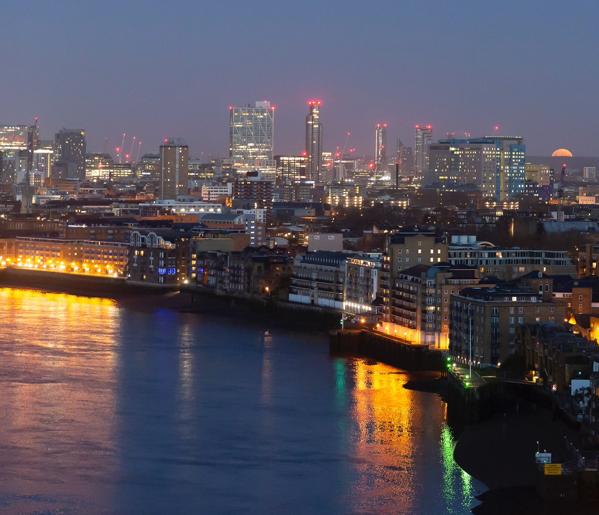 CanaryRiverside's tweet photo. We just managed to see the setting of the #coldfullmoon in north #london this morning, at 304 degrees.
#raremoon #wintersolstice #fullmoon #viewfromcanaryriverside #canarywharf https://t.co/Tp9i6wOA2l