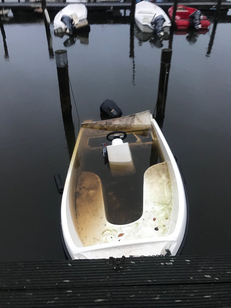 Jacob85157911's tweet photo. Dit is nou zonde motor bijna onder water zwemvesten drijven door de binnenhaven https://t.co/WCEPDENzI0