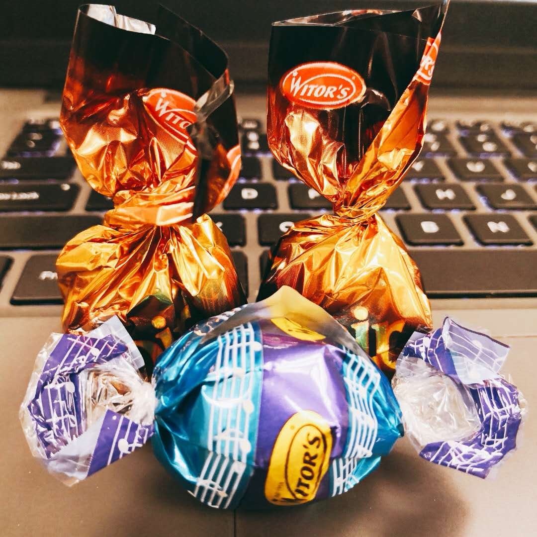 viczhu9's tweet photo. #hkumsba working on betweenness centrality 
feat. Christmas gifts #Christmas @brainsparkz https://t.co/IEdwr5Ky1w