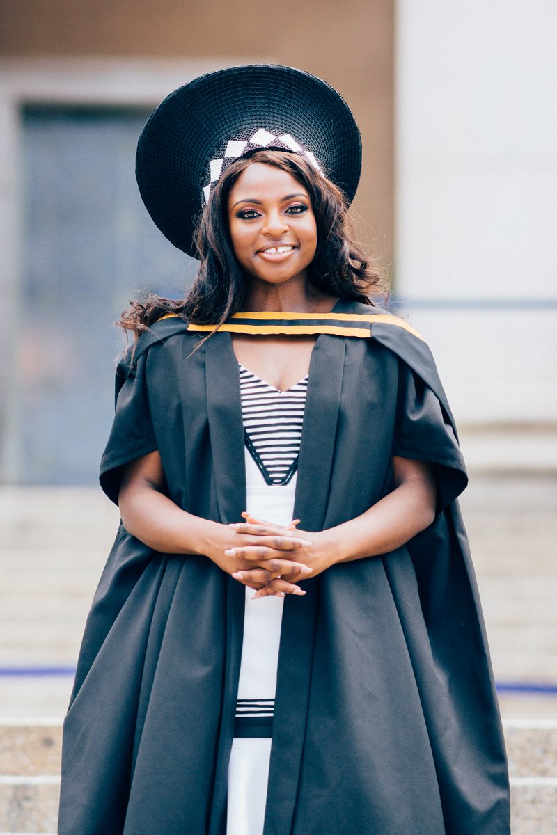 Mszinhlenovazi's tweet photo. Okay I'm done now๐
#uctgrad2018 https://t.co/SBTnbjVbEA