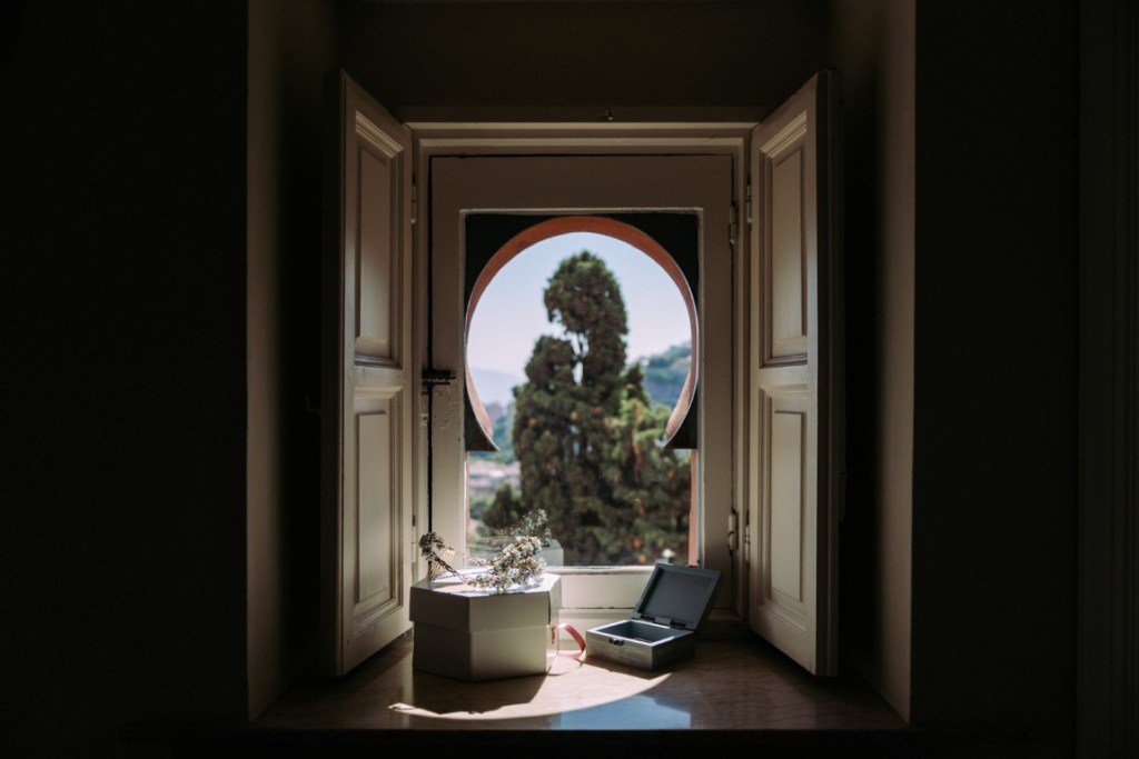 Una novia vestida por Susana Hidalgo que te va a encantar por su confección, su caída, su espalda... todo.
Fotos: Cásate con Nosotros
Tocado: Bambary
Lugar: Castillo Santa Catalina ellasevistedeblanco.com/2018/12/22/una…