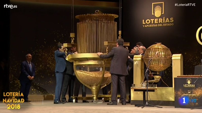 rtve's tweet photo. Arranca en DIRECTO el sorteo de la #LoteríaDeNavidad ¡Síguelo y participa con #LoteríaRTVE 
En @La1_tve
https://t.co/kZuMiEO6MN
En @rne 
https://t.co/jP4Dy0Jlbp https://t.co/jSc90mG9VX