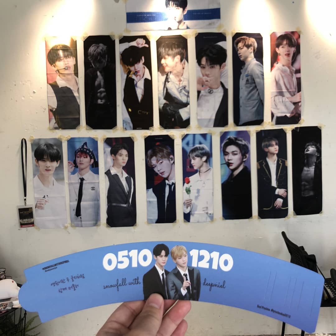 ohmy_cupholder's tweet photo. WANNA ONE Kang Daniel &amp; Bae Jinyoung Cupholder
워너원 강다니엘 &amp; 배진영 컵홀더

🇸🇬 Plus Eight Two
🇸🇬 Singapore 싱가포르 新加坡
🇸🇬 12/18 ~ 12/19

❤ @baebypeachyd #SNOWFALLWITHDEEPNIEL

#워너원 #강다니엘 #배진영 #WANNAONE #cupsleeve #杯套 #カップホルダー https://t.co/fcYciSn8Eg
