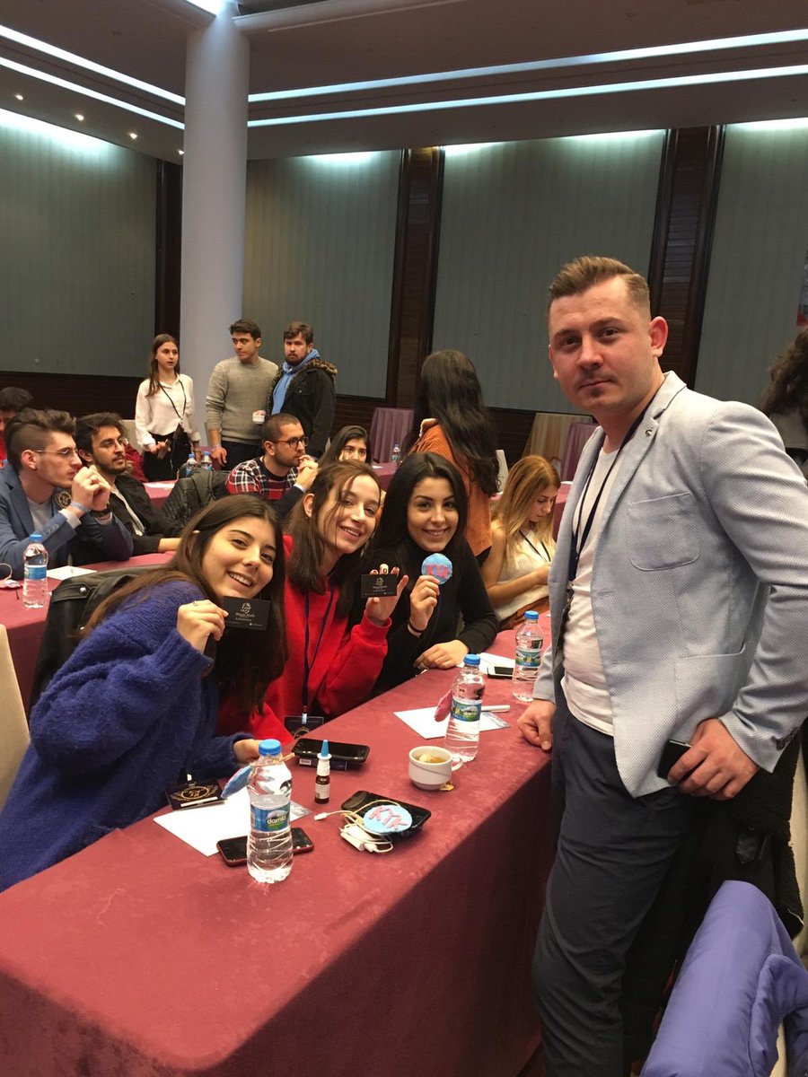 kykonline's tweet photo. Kariyer kongremizde hediyeler dağıtılmaya başlandı. Uluslararası ilişkiler koordinatörlüğümüze elleriyle yaptıkları anahtarlıklar için çok teşekkür ederiz ..
#başarınıngeleneği https://t.co/Q4iZJpQ4Xp