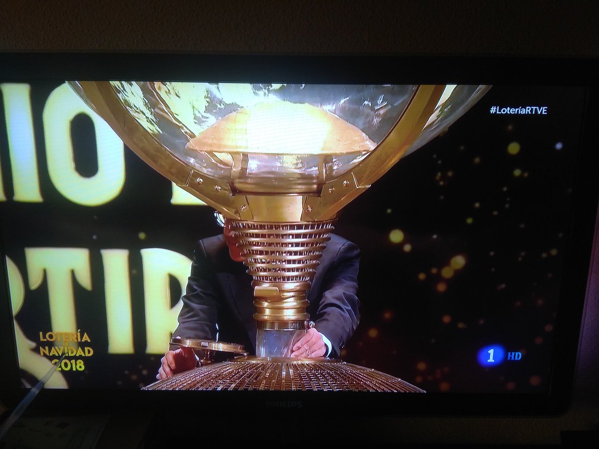 MarinaGP87's tweet photo. Tradición de padre a hija. 
El claro ejemplo de emoción es la nena de San Ildefonso emocionándose con el primer premio del Sorteo Navidad 2018❤️
No perdamos la verdadera esencia del ser humano.
#LoteriaRTVE https://t.co/RvAEgCttt5